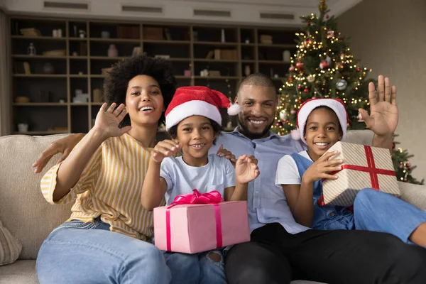 Šťastná africká americká rodina drží video hovor. — Stock fotografie