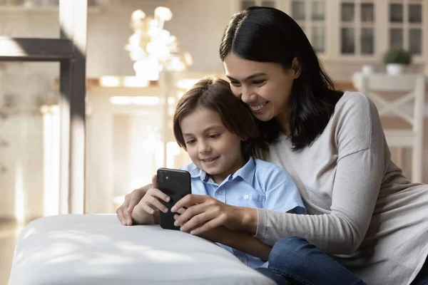 Felice asiatico mamma e figlio riposo su divano con cellulare — Foto Stock