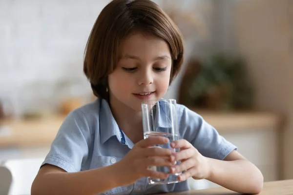 Niño sediento lindo beber agua limpia filtrada fresca —  Fotos de Stock