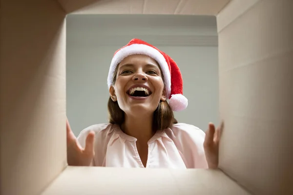 Felice eccitato giovane donna che riceve pacco con regalo di Natale — Foto Stock