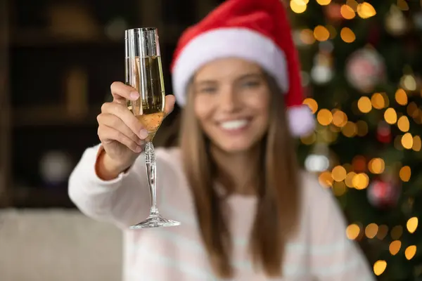 Glad kvinna som håller nyårsflöjt i Champagne — Stockfoto
