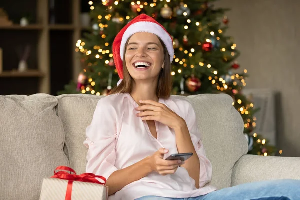 Emocionado riendo chica bonita en Santa Cap disfrutando de la víspera de Navidad — Foto de Stock