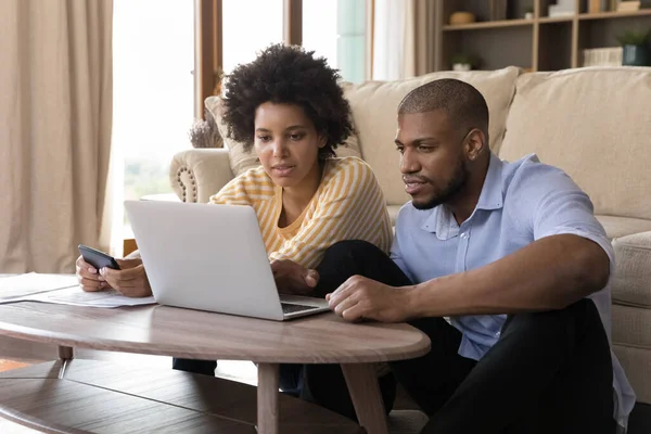 Concentrado joven africano americano pareja gestión pareja. — Foto de Stock