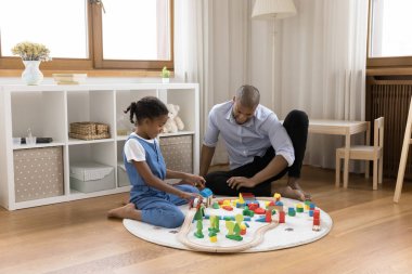 Mutlu Afro-Amerikan babası küçük kızıyla oyuncak oynuyor..