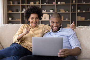 Gülen genç Afrikalı Amerikalı aile internet başarısını kutluyor..