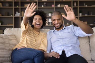 Mutlu Afro-Amerikan çifti video görüşmesine başlıyor..