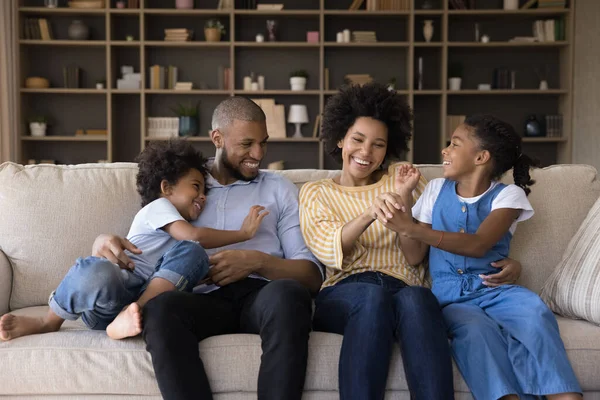 Glücklich afrikanisch amerikanisch pärchen spaß zusammen zu hause. — Stockfoto