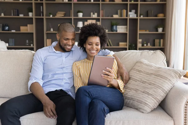 Feliz joven afroamericano pareja usando tableta. —  Fotos de Stock