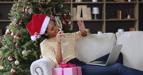 Preto feminino juntar virtual xmas festa no videochat no laptop — Vídeo de Stock