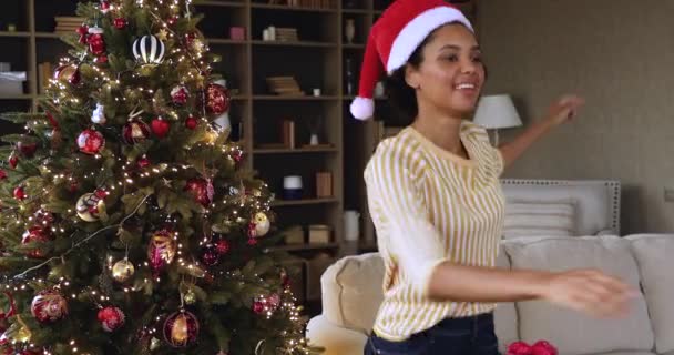 Захоплива дівчина - африканка, що танцює на різдвяних піснях. — стокове відео