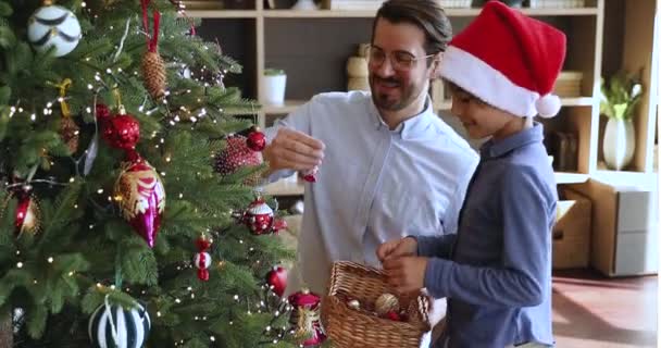 Dost canlısı baba ve küçük oğul Noel ağacını evde giydirdiler. — Stok video