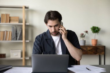 Modern ofiste çok yönlü çalışan yetenekli genç iş adamı.