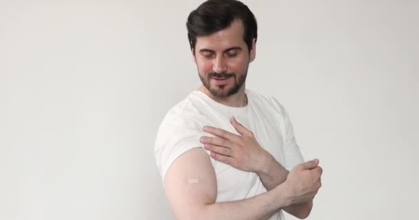 Hombre demostrar vendaje adhesivo en el hombro después de la vacunación — Vídeos de Stock