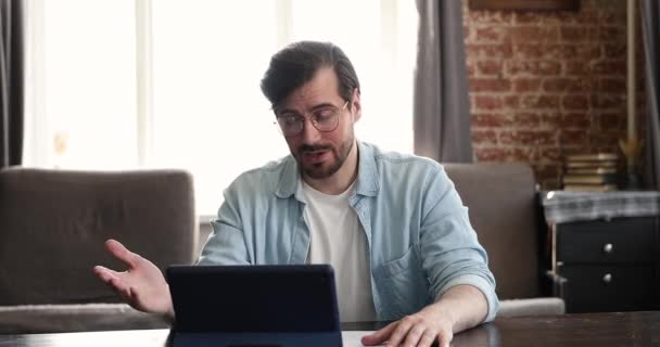 Homem usando tablet digital fala através de videoconferência para o cliente — Vídeo de Stock