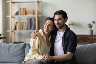 Farklı nesiller arasındaki rüya bağları. Aile rahat bir kanepede dinleniyor..