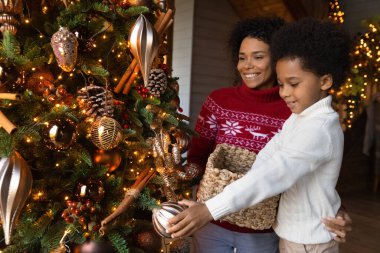 Mutlu çift ırklı anne ve küçük oğlu Noel için hazırlanın.