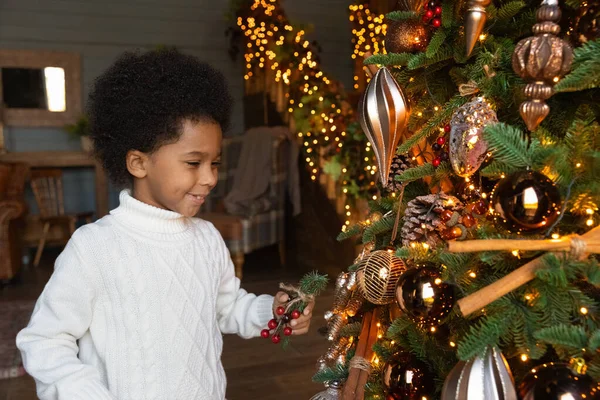 幸せな小さな出産の子供はクリスマスツリーを飾る — ストック写真