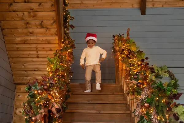 Счастливого маленького расового мальчика, наслаждайтесь Рождеством дома — стоковое фото