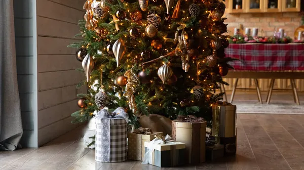 Vista de banner de presentes embrulhados na árvore de Natal — Fotografia de Stock