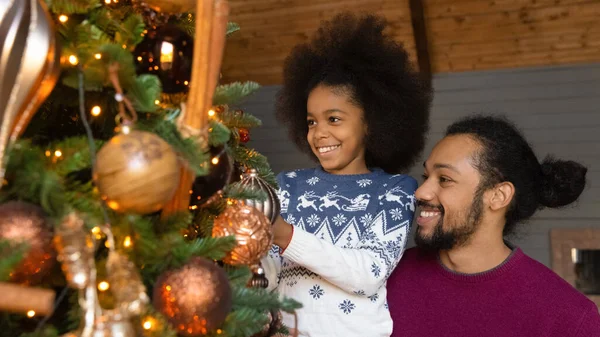 Ευτυχισμένος πατέρας και κόρη στολίζουν χριστουγεννιάτικο δέντρο — Φωτογραφία Αρχείου