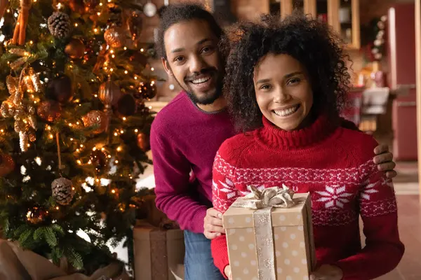 Retrato de feliz pareja birracial en Nochevieja — Foto de Stock