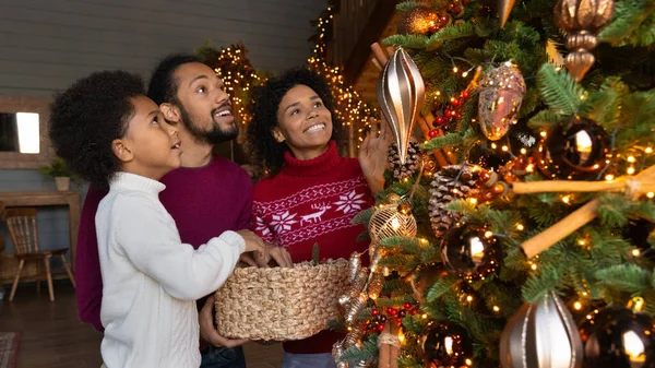 Banner view of biracial family decorate Christmas tree — Fotografia de Stock