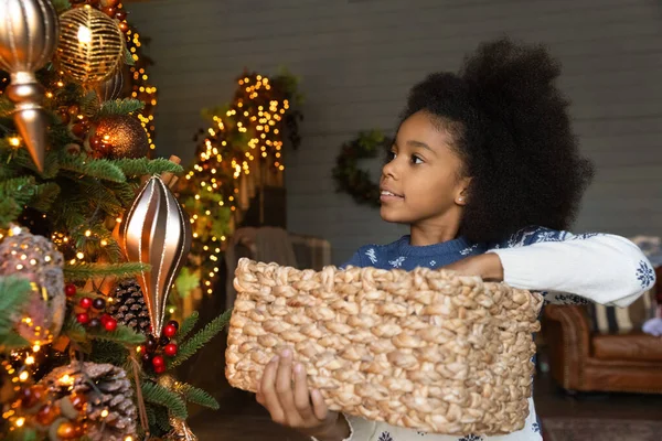 Μικρό κορίτσι biracial διακοσμούν χριστουγεννιάτικο δέντρο στο σπίτι — Φωτογραφία Αρχείου