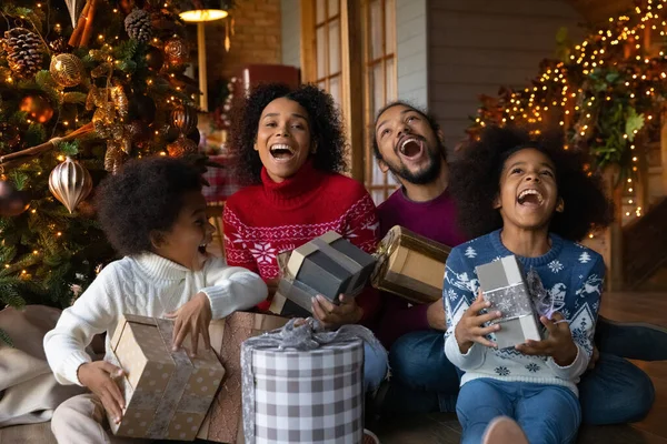 Familia biracial llena de alegría con niños celebran la Navidad — Foto de Stock