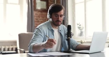 Kulaklıklı iş adamı video konferans aracılığıyla müşteriyle uzaktan konuşuyor.