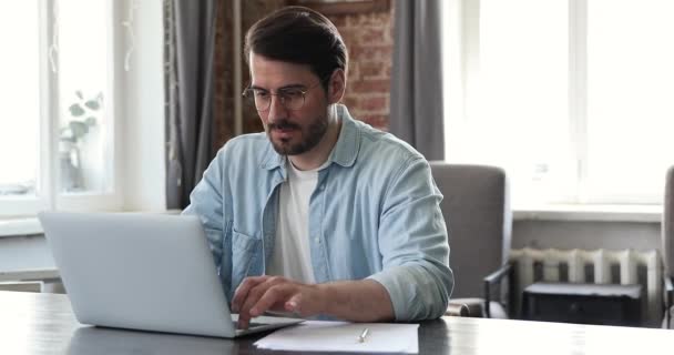 Moe kantoormedewerker neemt af bril, rusten van laptop werk — Stockvideo