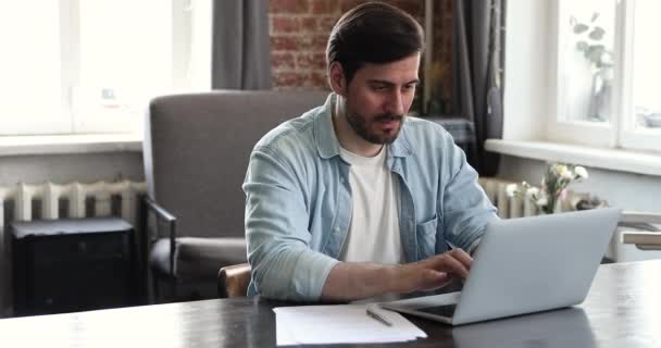 Zelfverzekerde zakenman sms 'en op laptop glimlach kijk naar de camera — Stockvideo