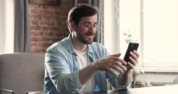 Ο άνθρωπος που κατέχει smartphone λαμβάνουν sms διαβάσει μεγάλη είδηση γιορτάζουν την επιτυχία — Αρχείο Βίντεο