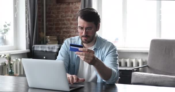 Homem experimenta problemas com cartão de crédito enquanto faz o pagamento online — Vídeo de Stock