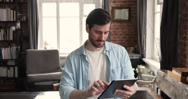 Businessman working on tablet using business application smiling looking aside — Stock Video