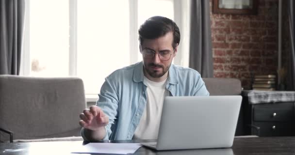 Homem de negócios ansioso sentindo-se irritado e confuso por engano em documentos — Vídeo de Stock