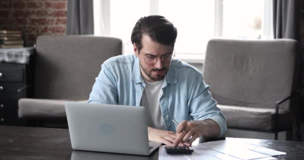 Frustrado homem calcula finanças, experiências má situação financeira — Vídeo de Stock