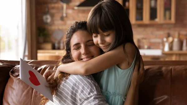 Mãe feliz e filha menina celebrando o dia das mães, 8 de março — Fotografia de Stock