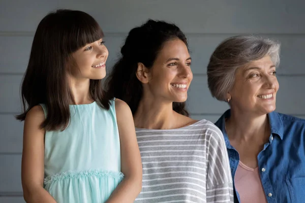 Tre kvinnliga generationer familj huvud skott porträtt — Stockfoto