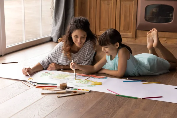 Glad latinsk dotter barn och mamma målning i akvareller — Stockfoto