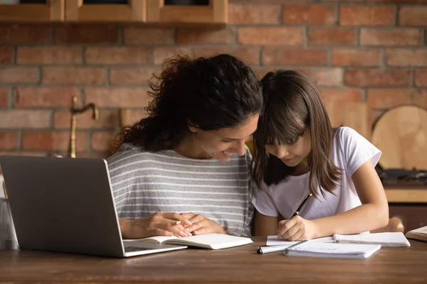 Nejlepší maminka pomáhá školačka dcera dívka dělat školní domácí úkol — Stock fotografie