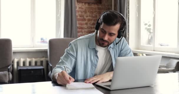 Jongeman e-learning met hulp van leraar door middel van videoconference call — Stockvideo