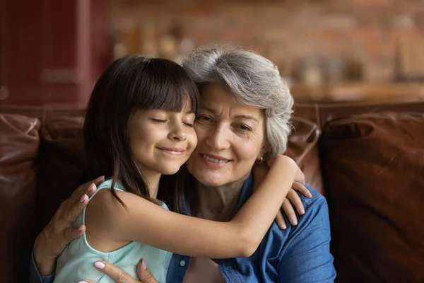 快乐祥和的爱孙子孙女和奶奶拥抱脸颊到脸颊 — 图库照片