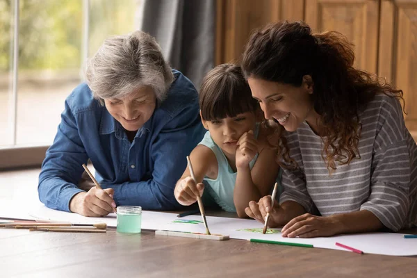 Glada tre generationer av familjer som njuter av hemaktiviteter tillsammans — Stockfoto