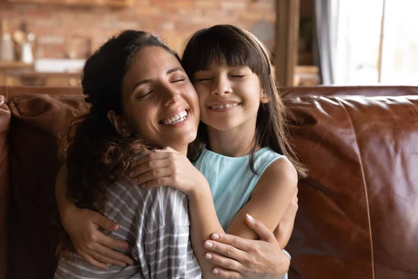 Lycklig kärleksfull mamma omfamna tacksam dotter flicka — Stockfoto