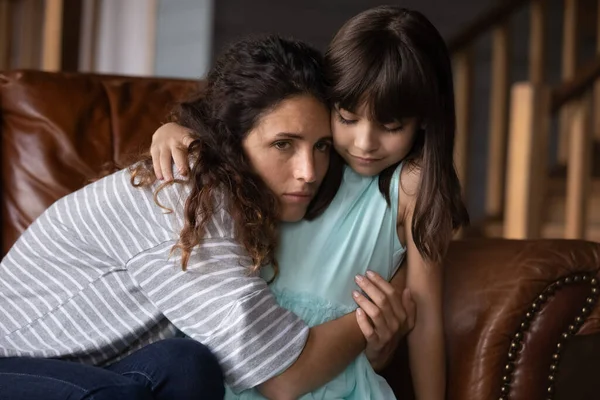 Triste madre latina infeliz sintiéndose deprimido, frustrado, molesto — Foto de Stock