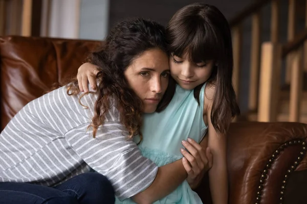 Sorglig olycklig latinsk mamma deprimerad, frustrerad, upprörd — Stockfoto