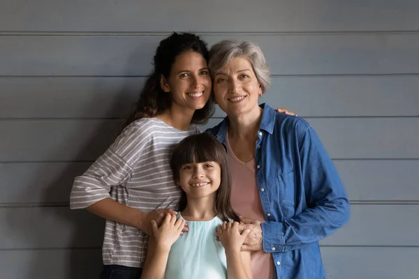 Onnellinen tyttö, nuori äiti, vanhempi isoäiti pää ampui muotokuva — kuvapankkivalokuva