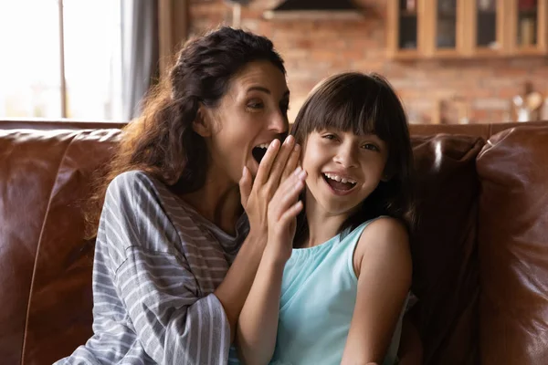 Lycklig mor och upphetsad dotter barn njuter av vänskap — Stockfoto