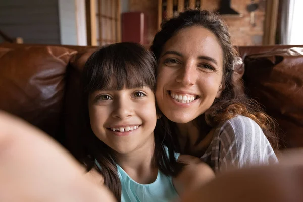 Glad ung latinsk mamma och söt dotter flicka som tar selfie — Stockfoto