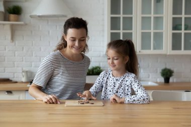 Mutlu, genç bir anne, küçük kızıyla oyun oynuyor..